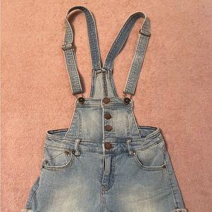 Super cute denim shorts overalls. Light color wash
Size: XS 
Brand: Tinseltown